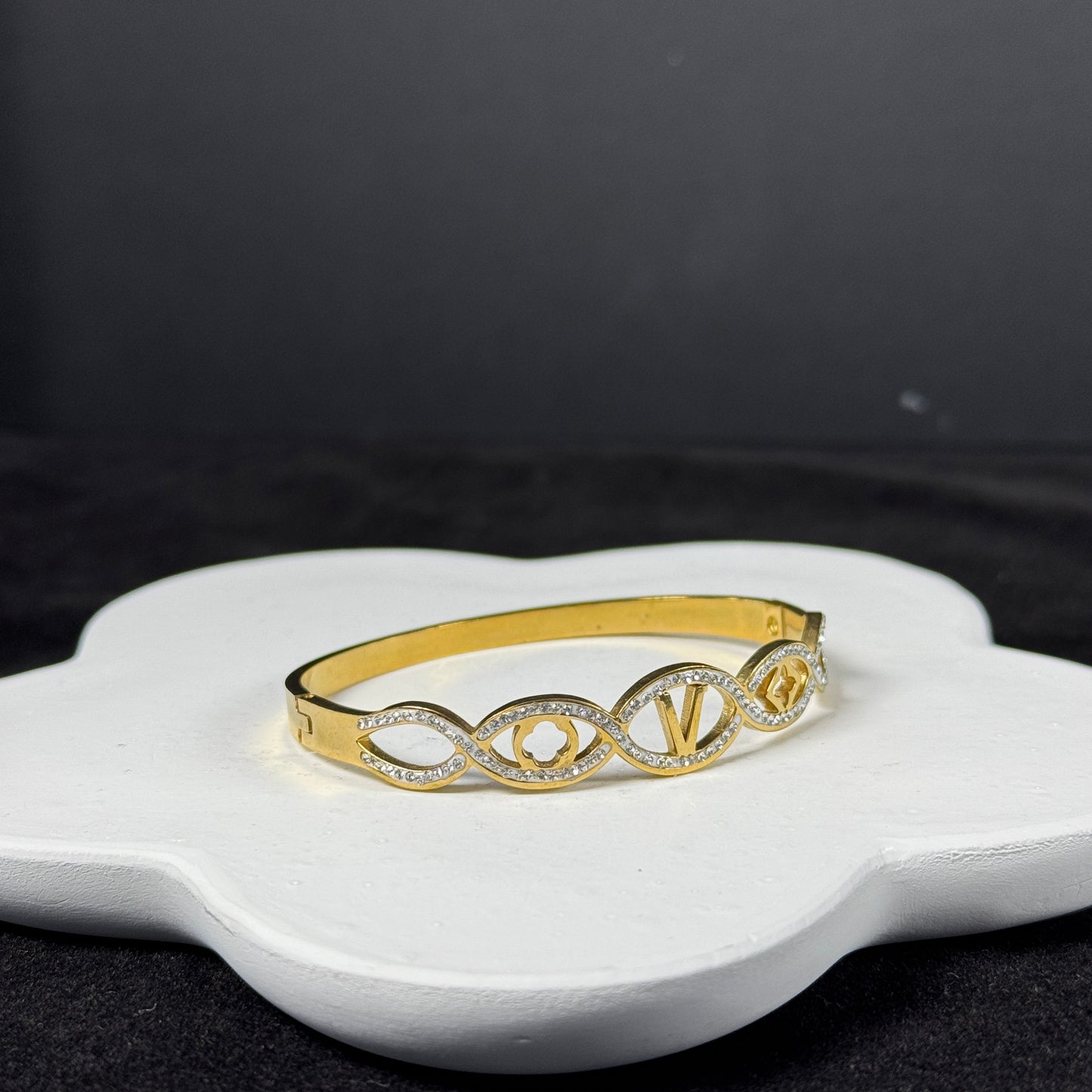Amazon 18K gold three coil bracelet with niche design, white diamond bracelet