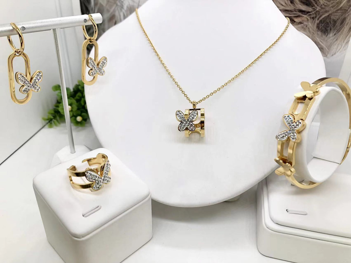 Fashion 4-piece Jewelry Set 18k Gold Stainless Steel Inlaid Gemstone Wide Open Bracelet Necklace Earrings Ring Set