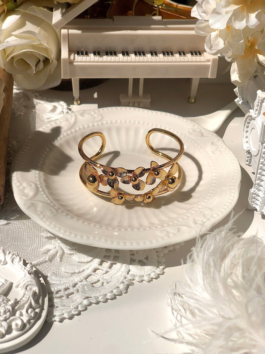 Vintage British style, niche personality, light luxury, geometric diamond inlaid design, versatile bracelet