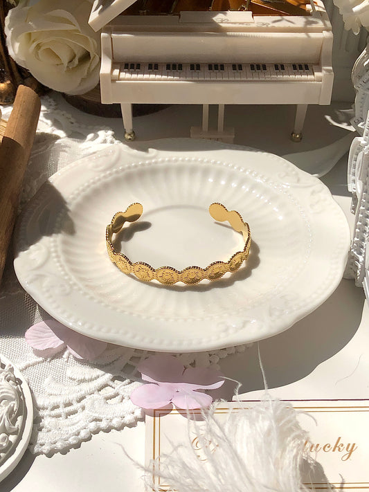 Vintage British style, niche personality, light luxury, geometric diamond inlaid design, versatile bracelet