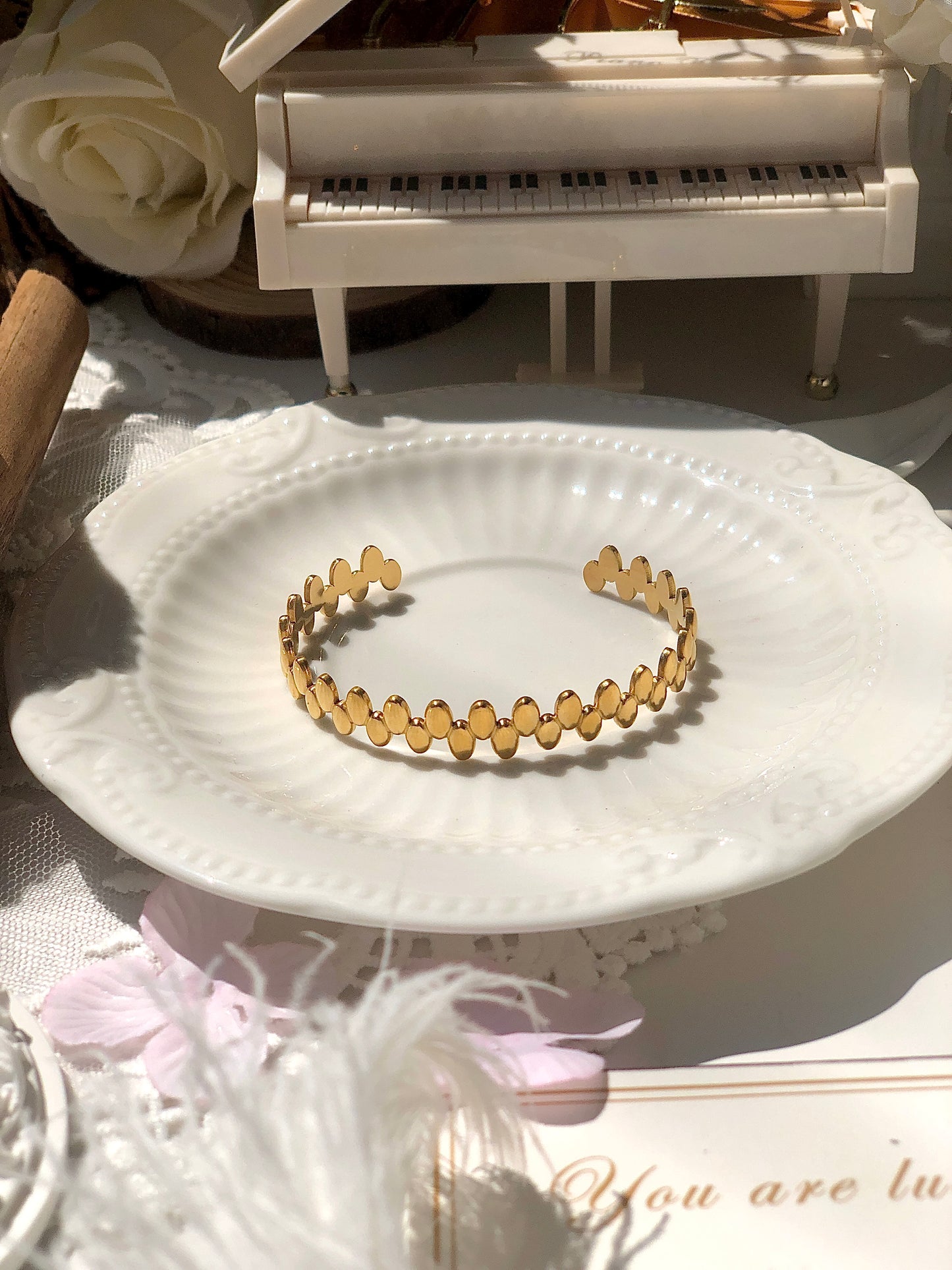 Vintage British style, niche personality, light luxury, geometric diamond inlaid design, versatile bracelet